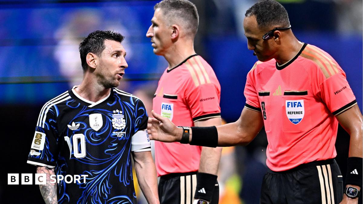 Lionel Messi of Argentina talks to referee Francois Letexier during the FIFA World Cup 2026 Round of 16 match against Egypt