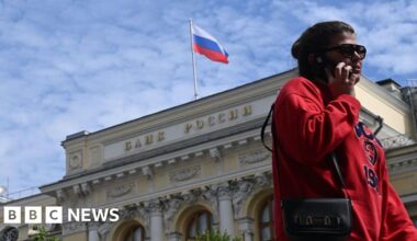 Russians turn to cash, putting more strain on slowing wartime economy - BBC