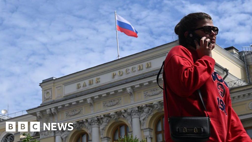 Russians turn to cash, putting more strain on slowing wartime economy - BBC