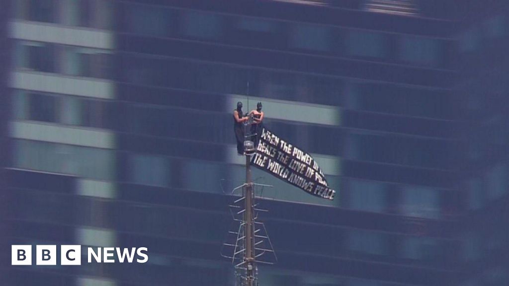 Daredevil climbers apparently got engaged after scaling needle of Empire State Building - BBC