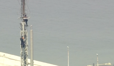 2 people fly banner at top of Empire State Building, seemingly get engaged