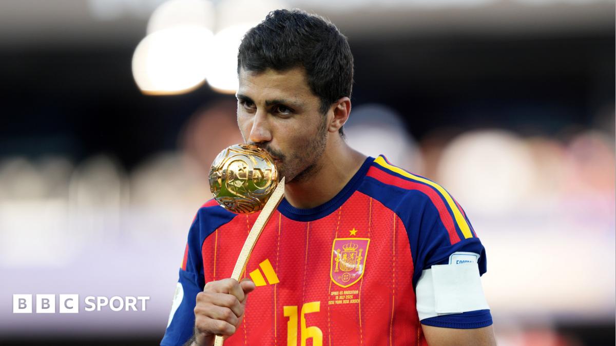 Rodri kisses Golden Ball at World Cup