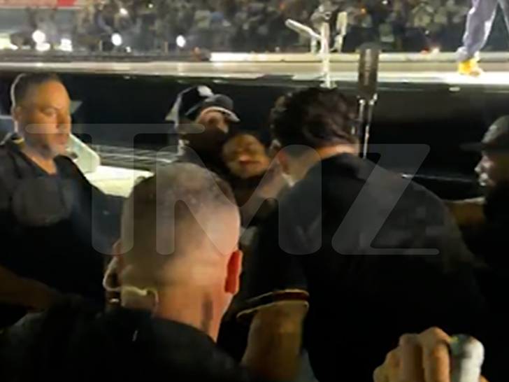 071226_jay_z_fan_fight_chokehold_sub