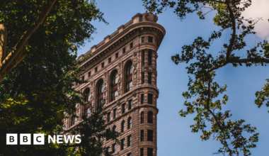 Would you pay $58.5m to live New York City's historic Flatiron Building? - BBC