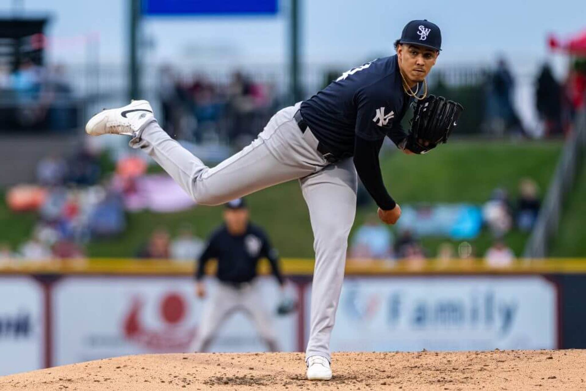 Carlos Lagrange pitches.