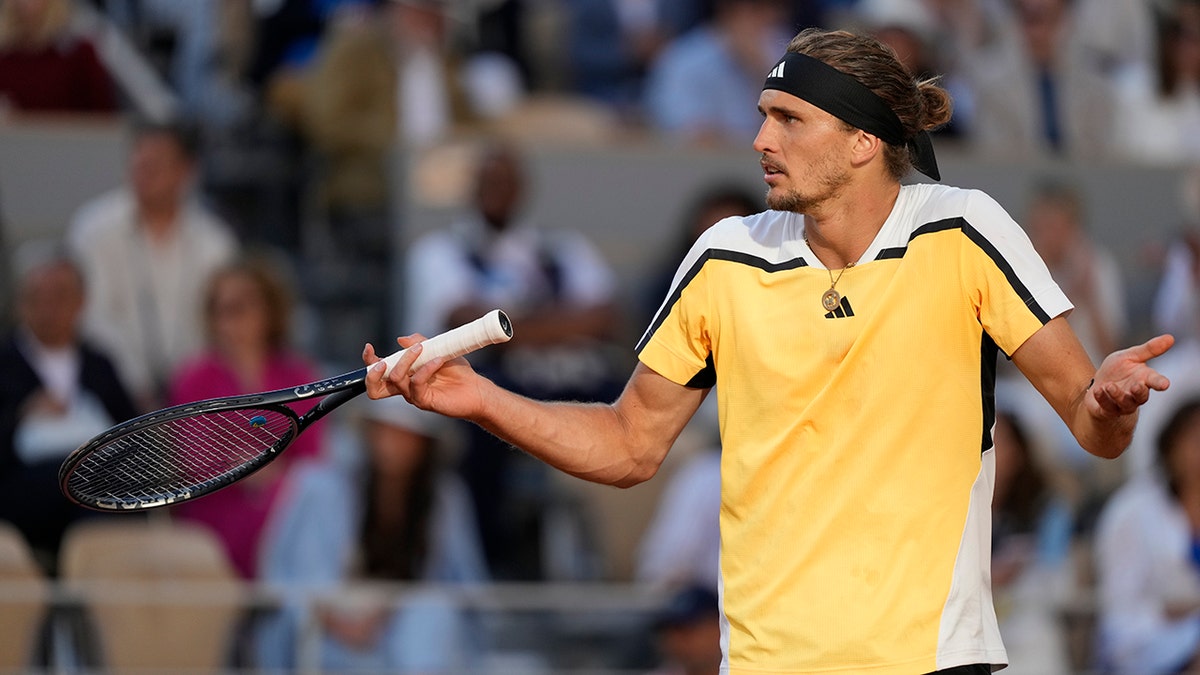 Alexander Zverev shrugs