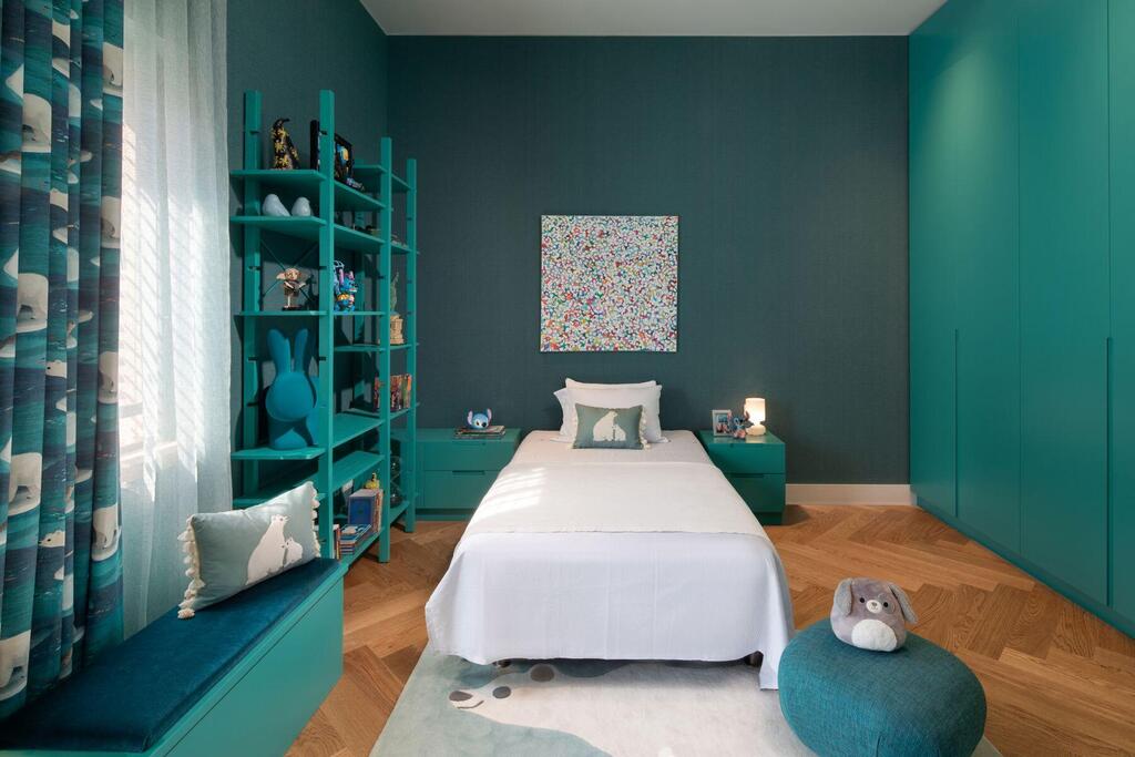 Another child’s room, done entirely in turquoise (Photo: Ori Ackerman) וילה בשפלה, עיצוב: איתמר לוי