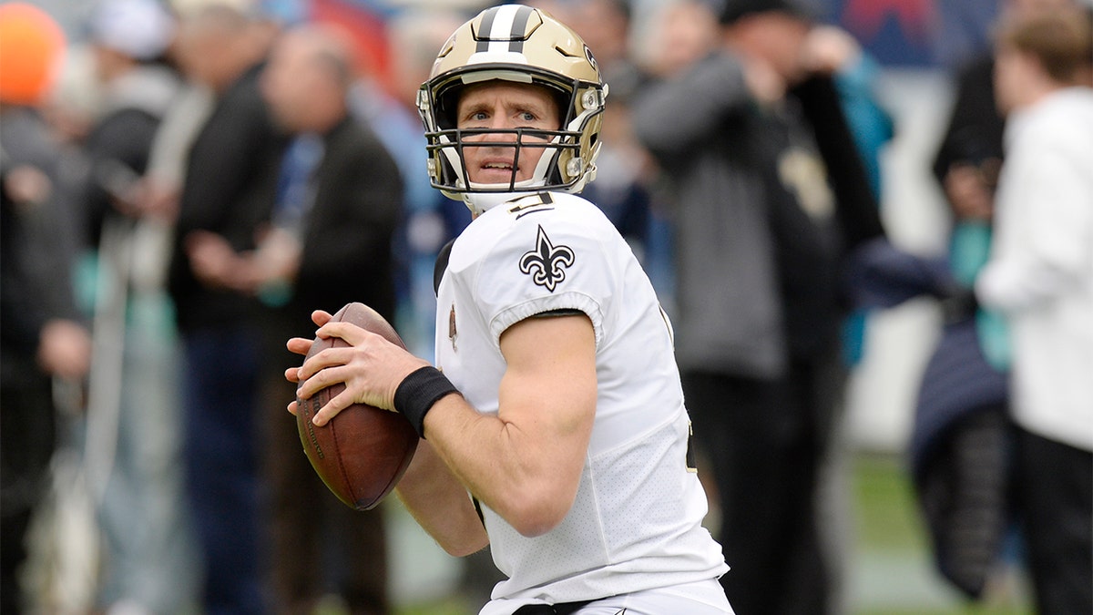 Drew Brees warms up