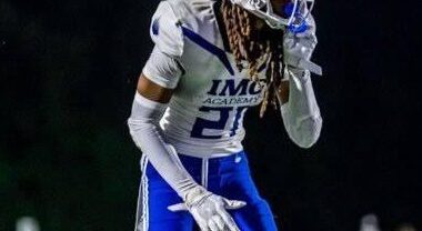 #Woof!: UW Lands 4-Star CB