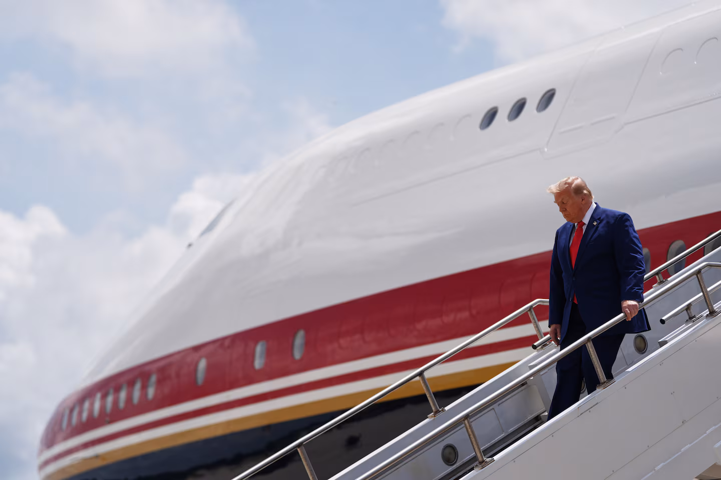 Republican blocks bill to halt retrofit of Qatari-gifted Air Force One