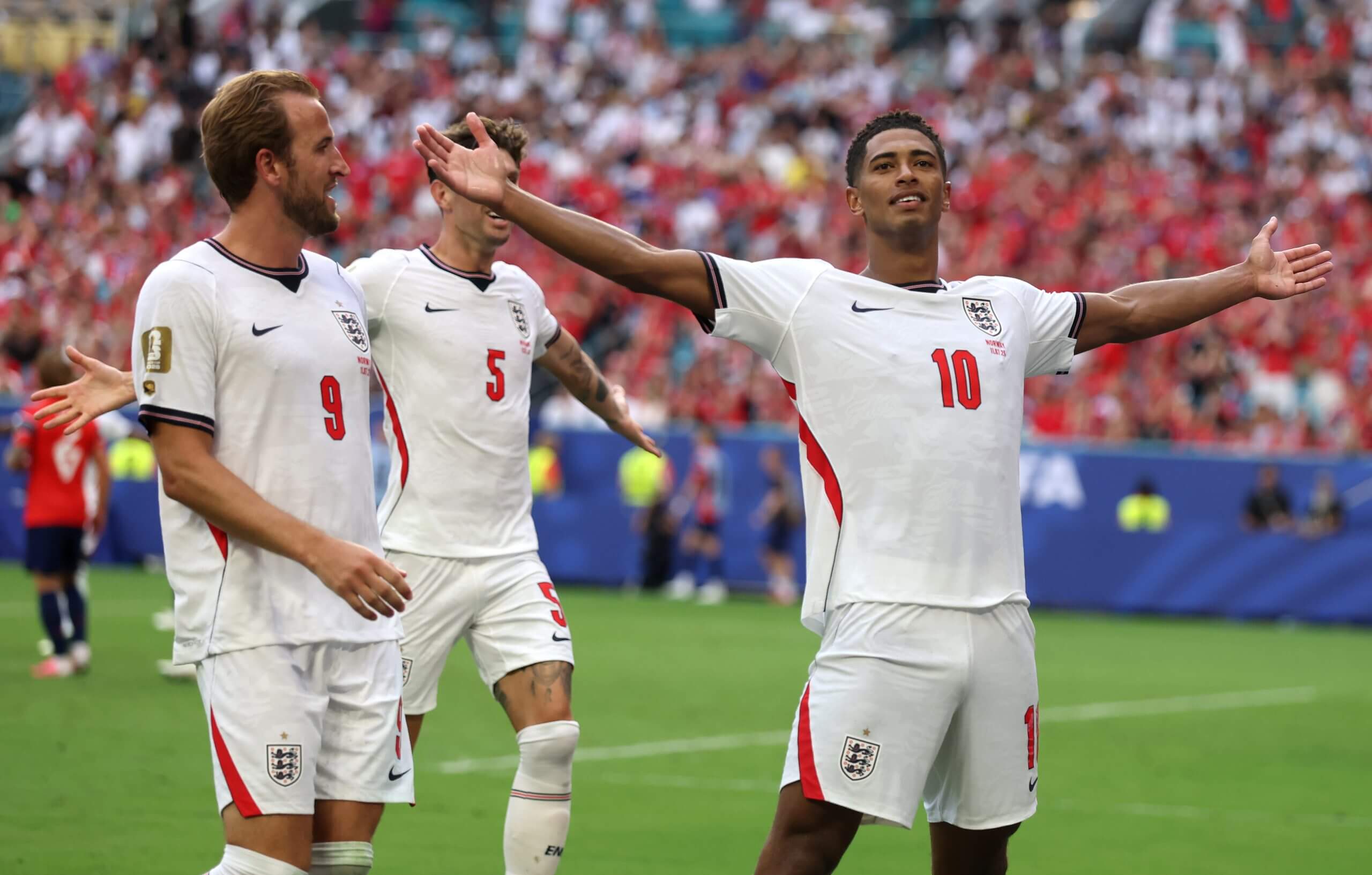 Harry Kane congratulates Jude Bellingham after his winner against Norway