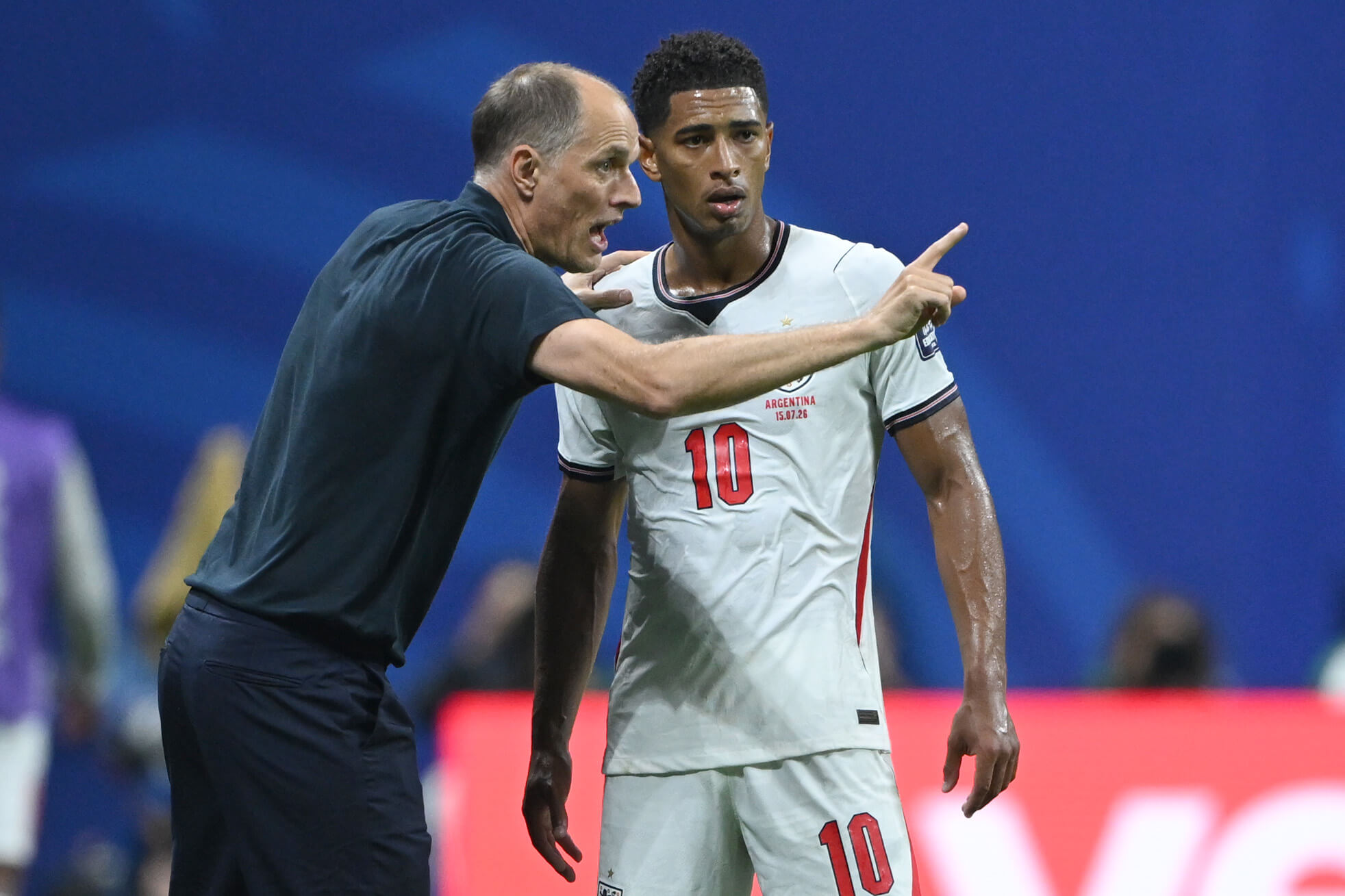 Thomas Tuchel gives instructions to star midfielder Jude Bellingham