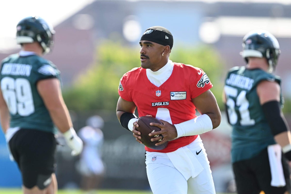 10 Eagles camp observations: Jonathan Greenard’s injury, Jalen Hurts’ new offense