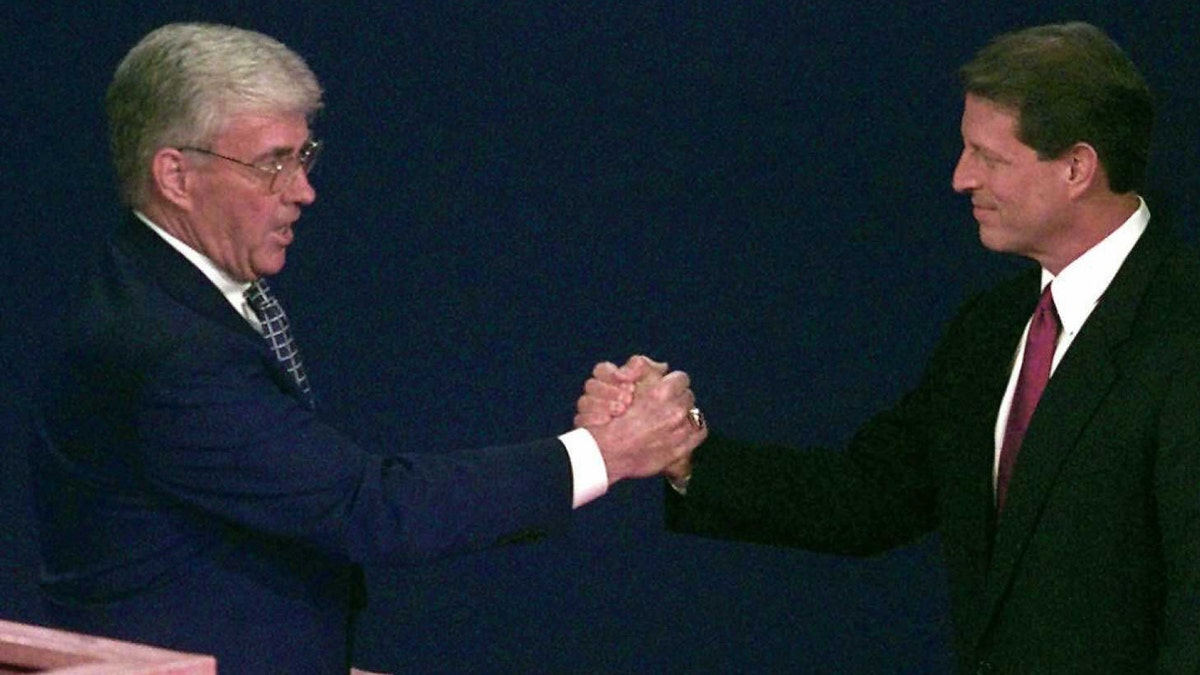Republican vice presidential candidate Jack Kemp(L