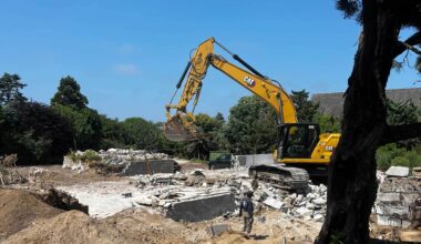 A Norman Jaffe-designed house in Southampton, New York, is demolished