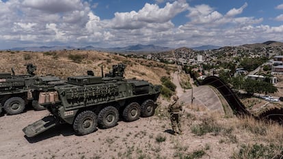 Elementos de seguridad estadounidenses en la frontera con México, desde Arizona.