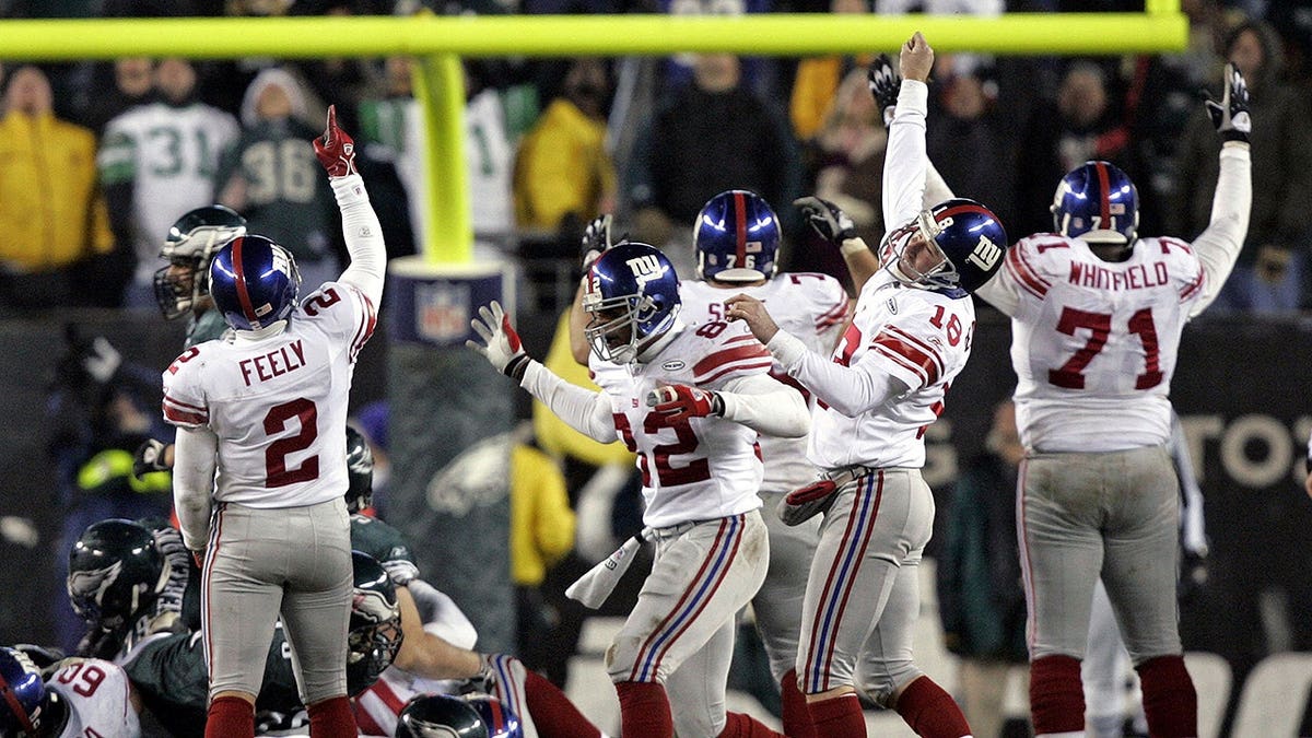 Jay Feely wins the game for the Giants