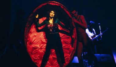 Born 68 Years Ago Today in England, the “Grand Dame of British Pop” Whose Career Gained New Life Thanks to a Hit Netflix Show