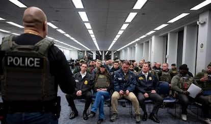 Kristi Noem junto con agentes del ICE en un operativo en Nueva York.