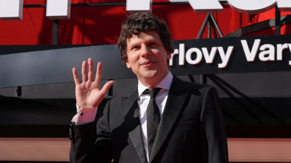 Jesse Eisenberg Doesn't 'Want to Be Associated' With Mark Zuckerberg