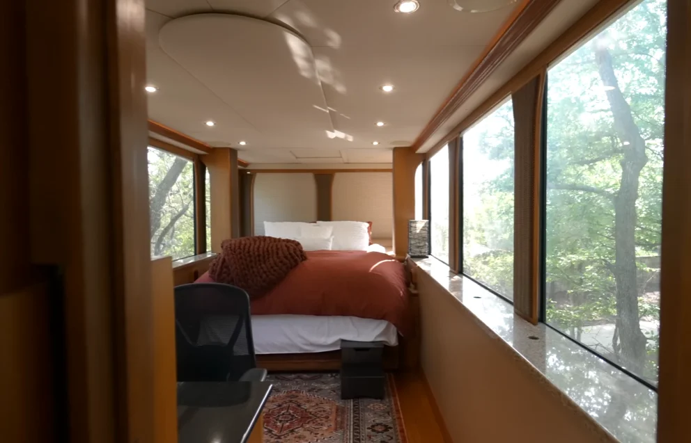 Will Smith owns a 22-wheel, two-story motorhome that cost $2.5M and this man got to have a very rare tour inside it