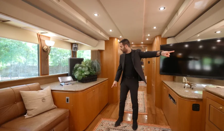 Will Smith owns a 22-wheel, two-story motorhome that cost $2.5M and this man got to have a very rare tour inside it