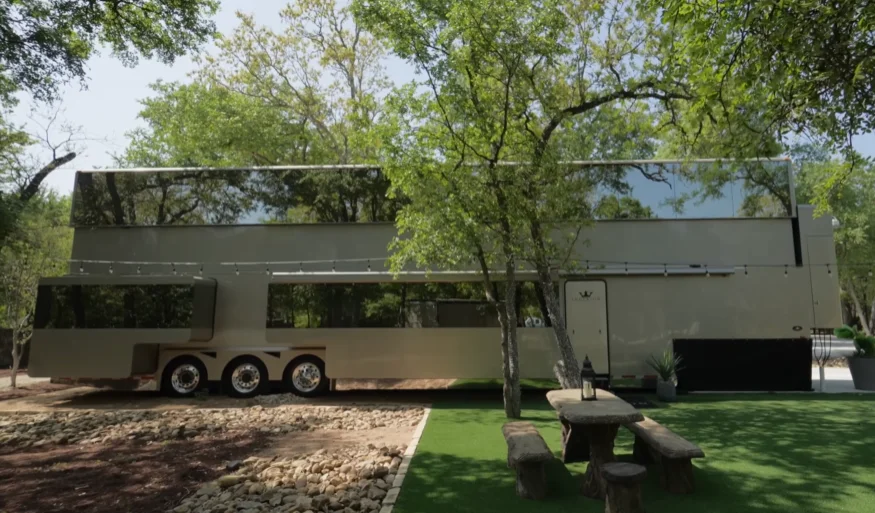 Will Smith owns a 22-wheel, two-story motorhome that cost $2.5M and this man got to have a very rare tour inside it