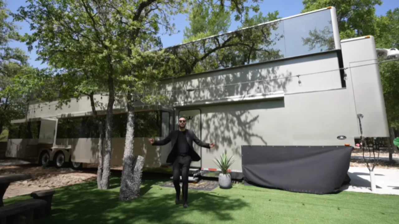 Will Smith owns a 22-wheel, two-story motorhome that cost $2.5M and this man got to have a very rare tour inside it