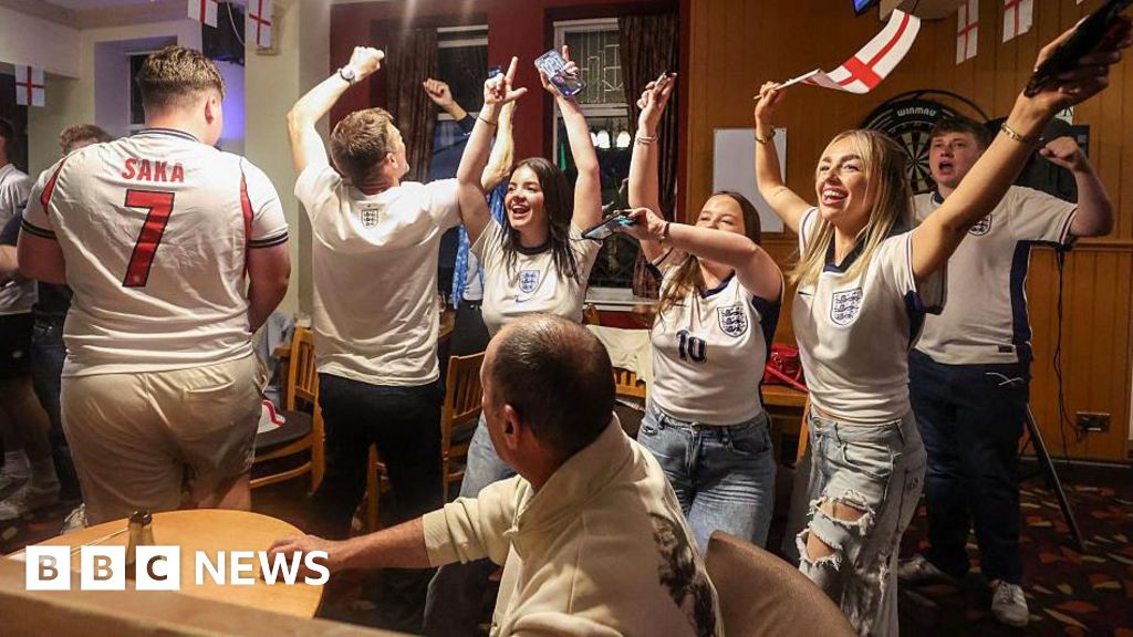 Pubs can stay open for full Norway game - even if kick-off delayed - BBC