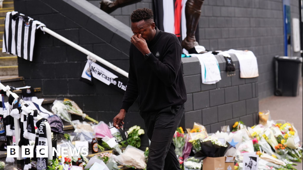 Newcastle fan tributes to former player and manager Kevin Keegan - BBC