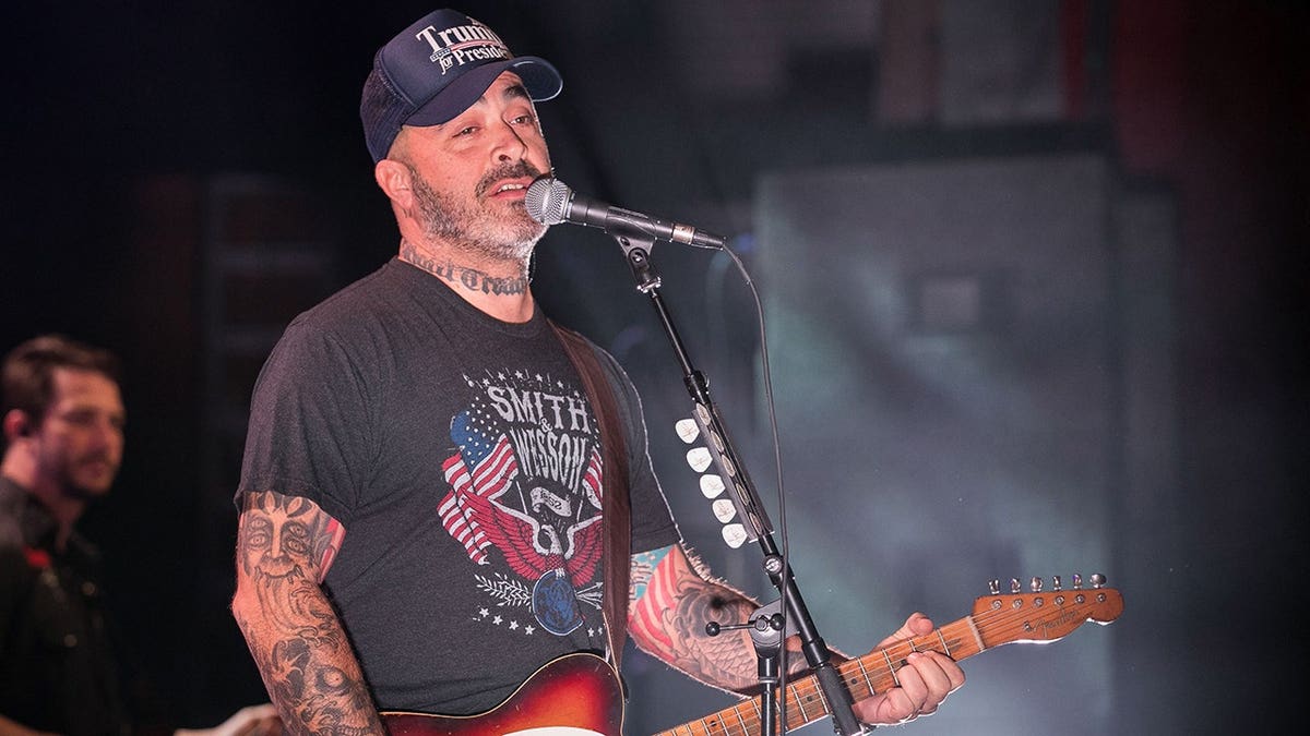 Aaron Lewis performing on stage in Detroit, Michigan in February 2017.