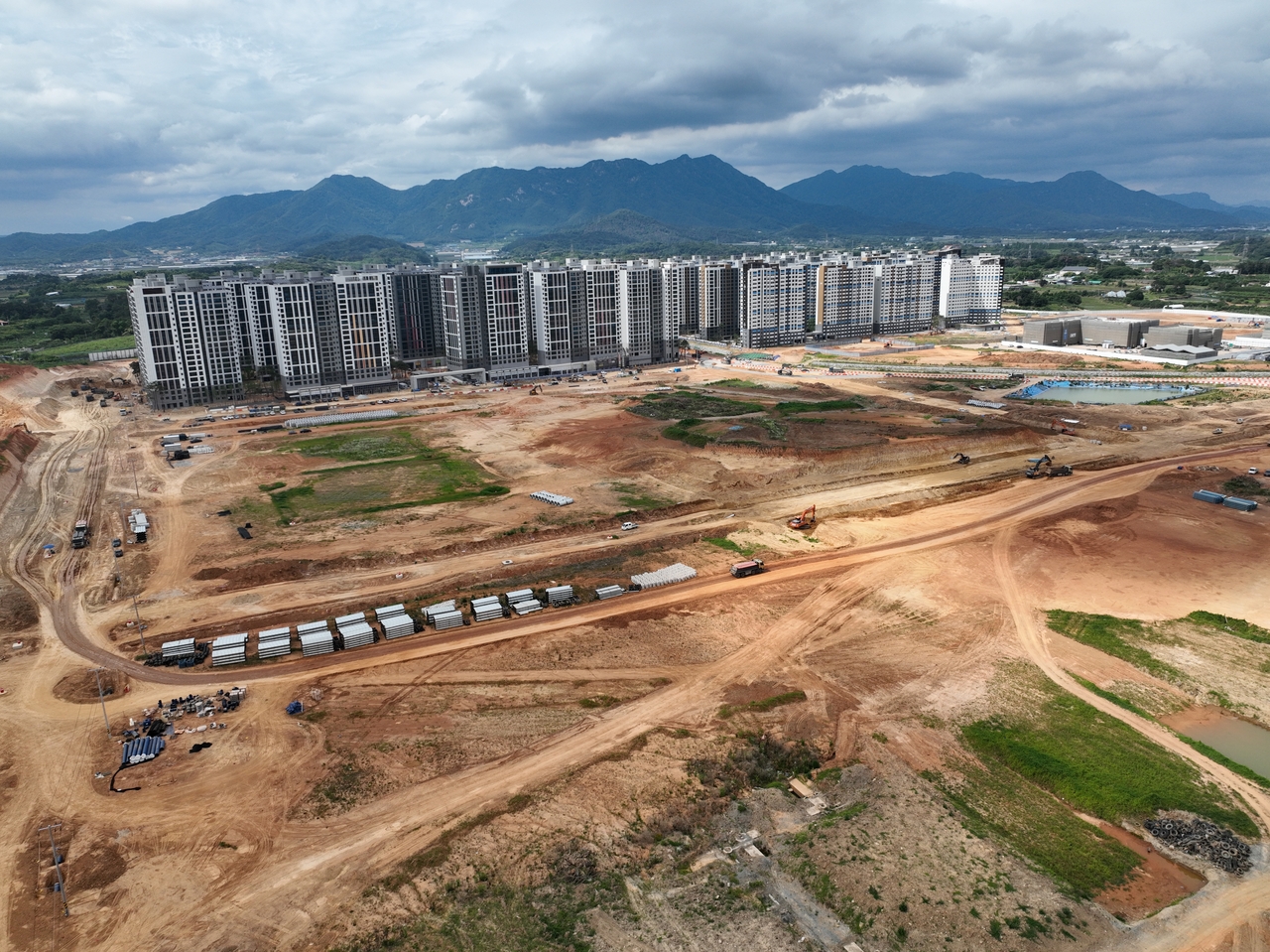 Apartment complexes under construction in Gwangju's Advanced Complex 3 District, which has been widely discussed as a potential site for the proposed semiconductor manufacturing complex. (Namdo Ilbo)