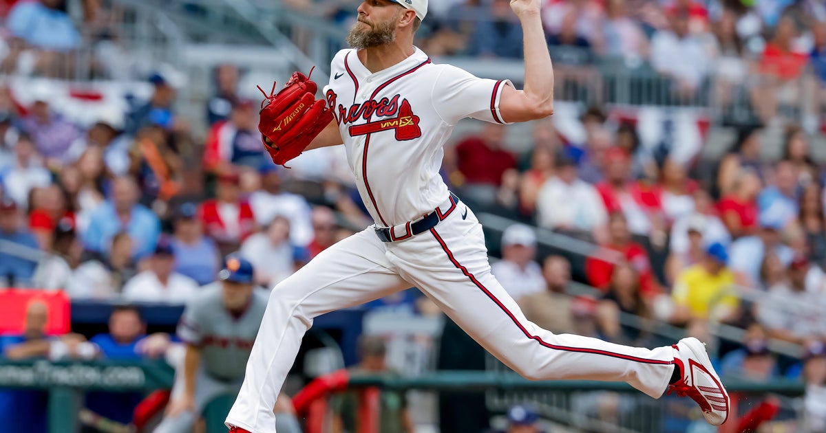 Braves put Martín Pérez on IL, DFA Carlos Carrasco in roster move