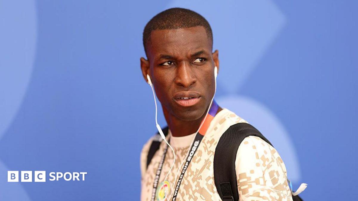 Nicolas Jackson with his headphones in while with Senegal's squad