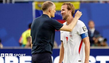 Harry Kane talks with Thomas Tuchel on the pitch