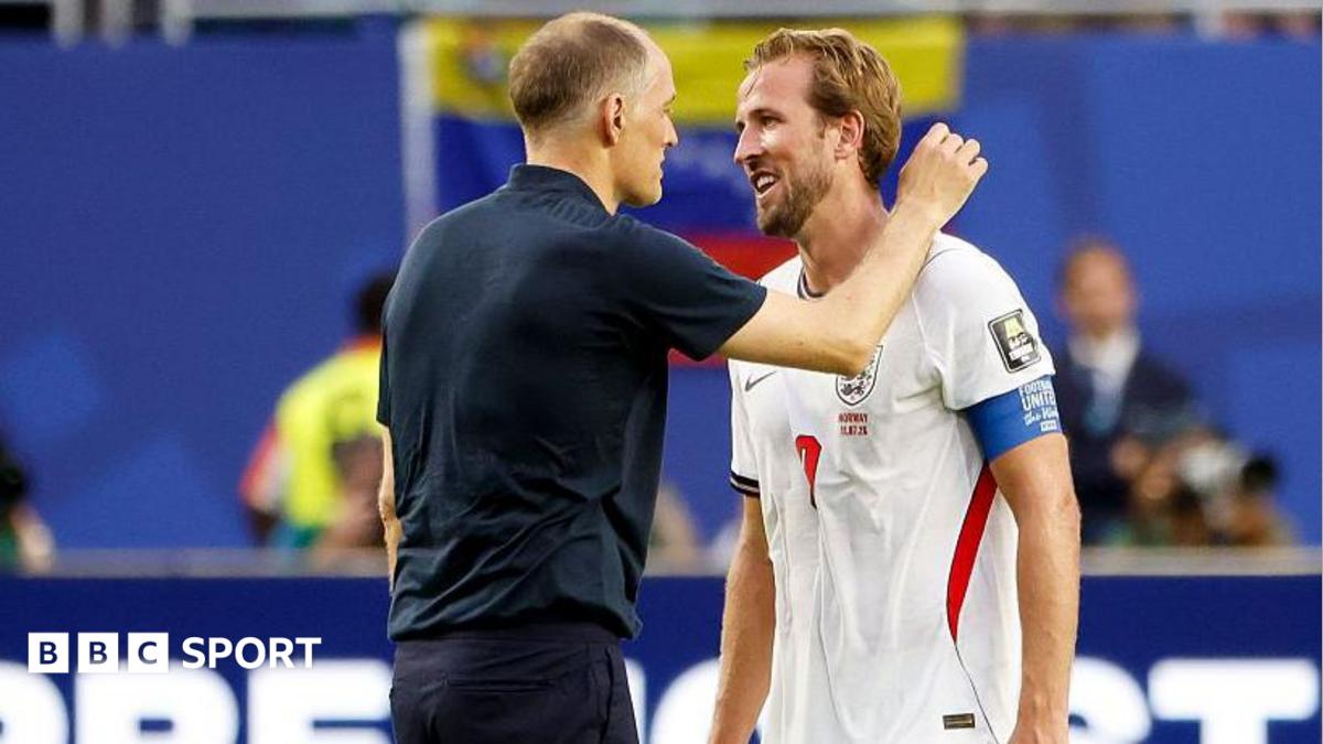 Harry Kane talks with Thomas Tuchel on the pitch