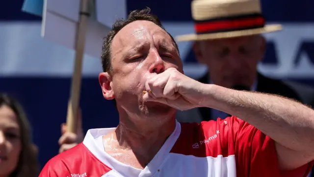 Joey Chestnut participate for di 2026 Nathan Famous International Hot Dog Eating Contest, for Coney Island, Brooklyn for New York City on July 4.