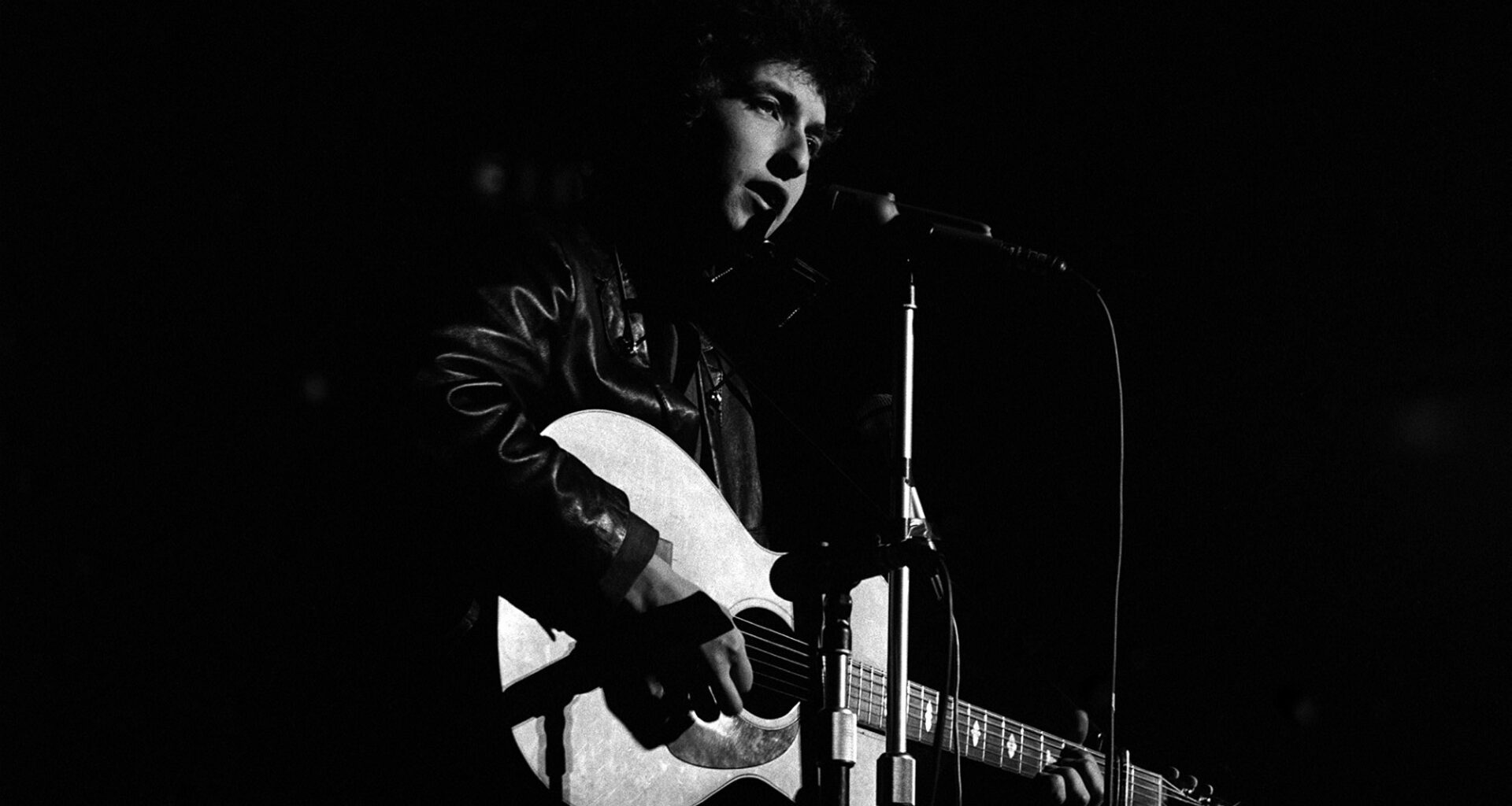 This Early Bob Dylan Hit Made The Beatles’ John Lennon Nervous