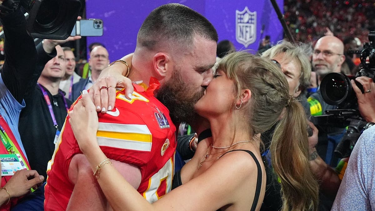 Travis Kelce kisses Taylor Swift