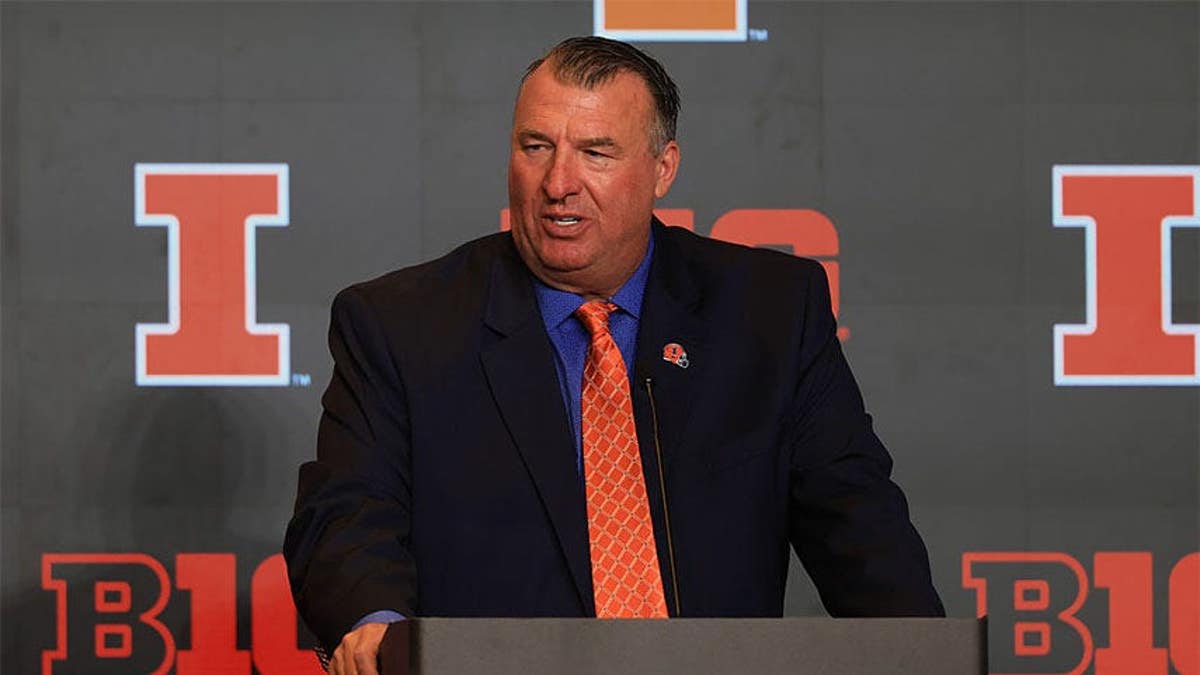 Head coach Bret Bielema of the Illinois Fighting Illini