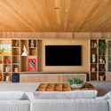 © Paola y Renato Acervo House / GAM Arquitetos - Interior Photography, Wood, Sofa, Shelving, Lighting