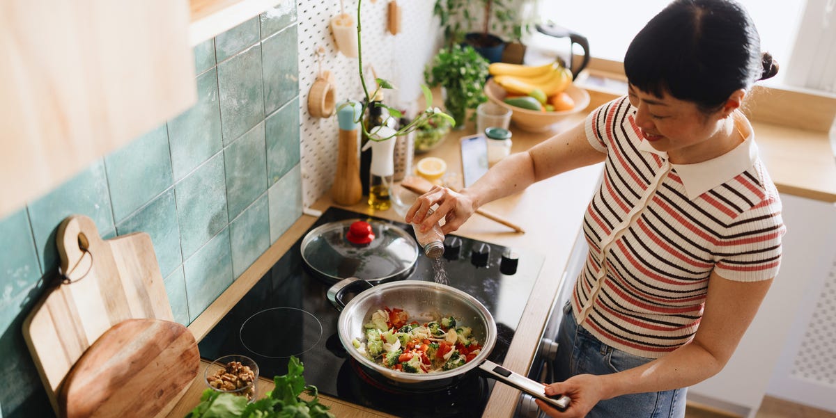 The Best Time to Eat Dinner, According to Dietitians