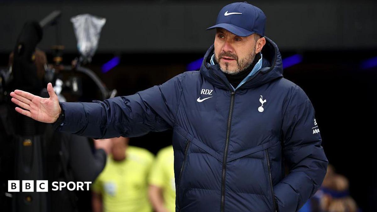 Roberto de Zerbi gestures with his right arm while managing Tottenham