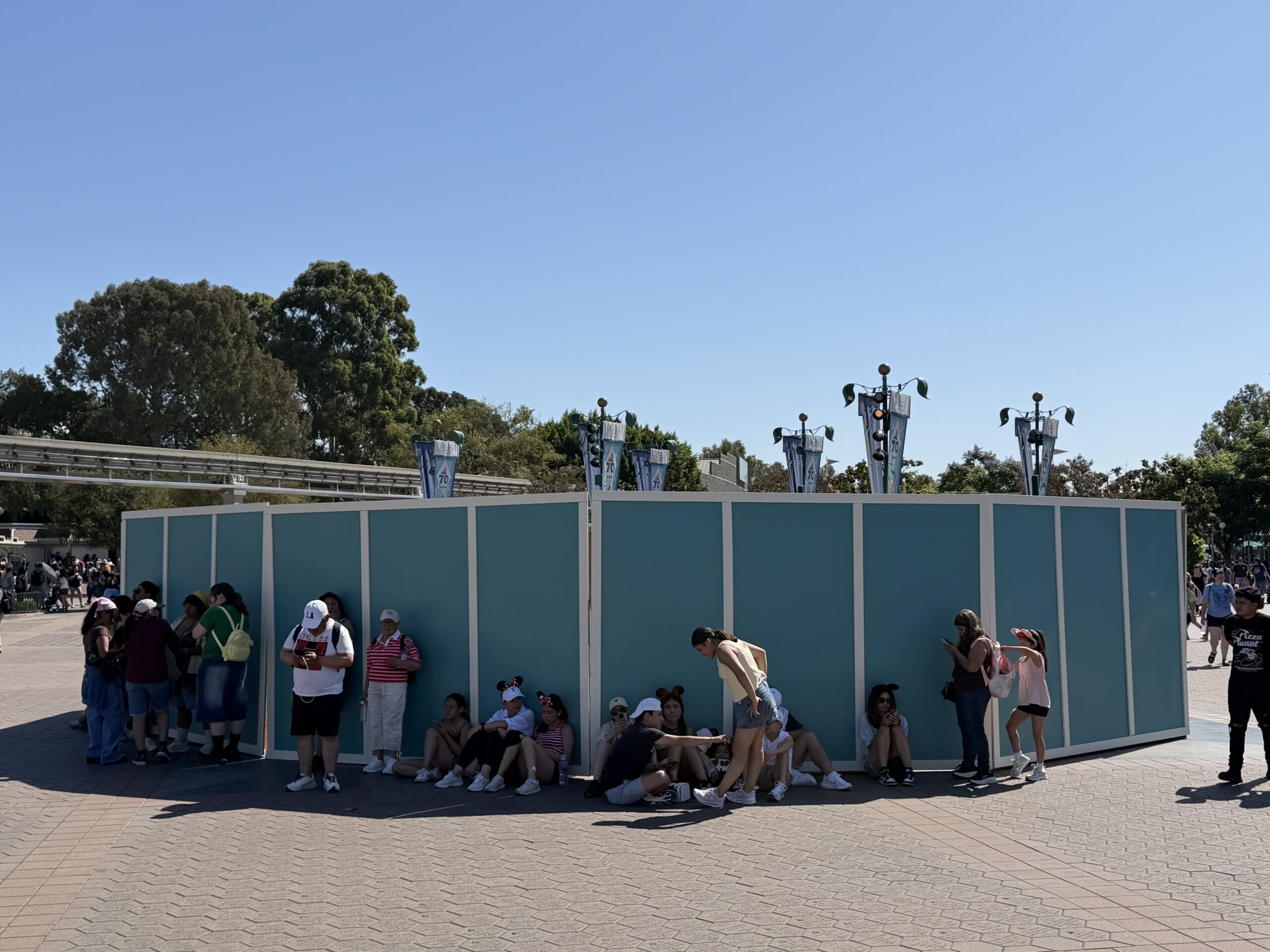 Just a few days after reporting the dismantling of the statue, it is now not visible from above the construction walls.