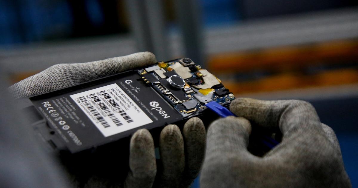Global smartphone shipments hit 13-year low