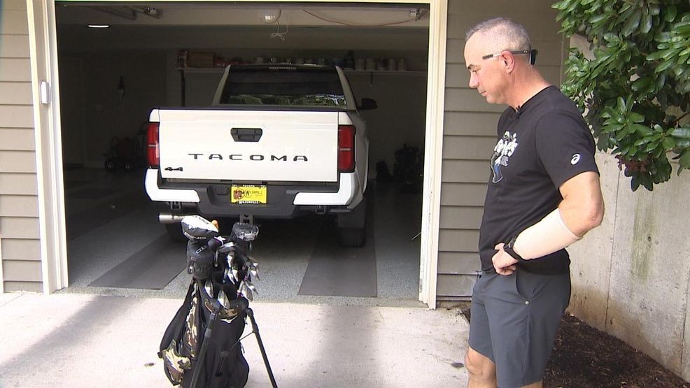 {p}William James was struck by lightning on the fifth hole atOregon Golf Club on Saturday, while playing a solo round. KATU got a look atthe clothing he was wearing at the time of the 1-in-a-million incident. (KATU) {/p}