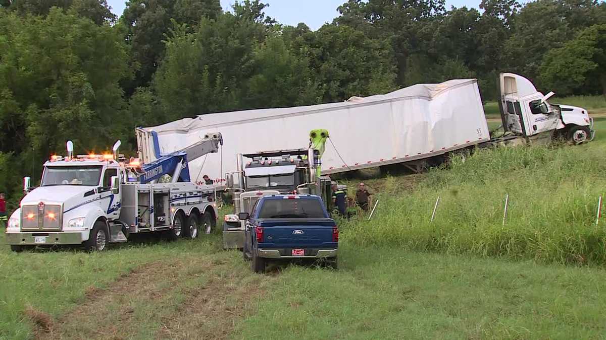 Semi veers off southbound I-35 and rolls over in northeast OKC