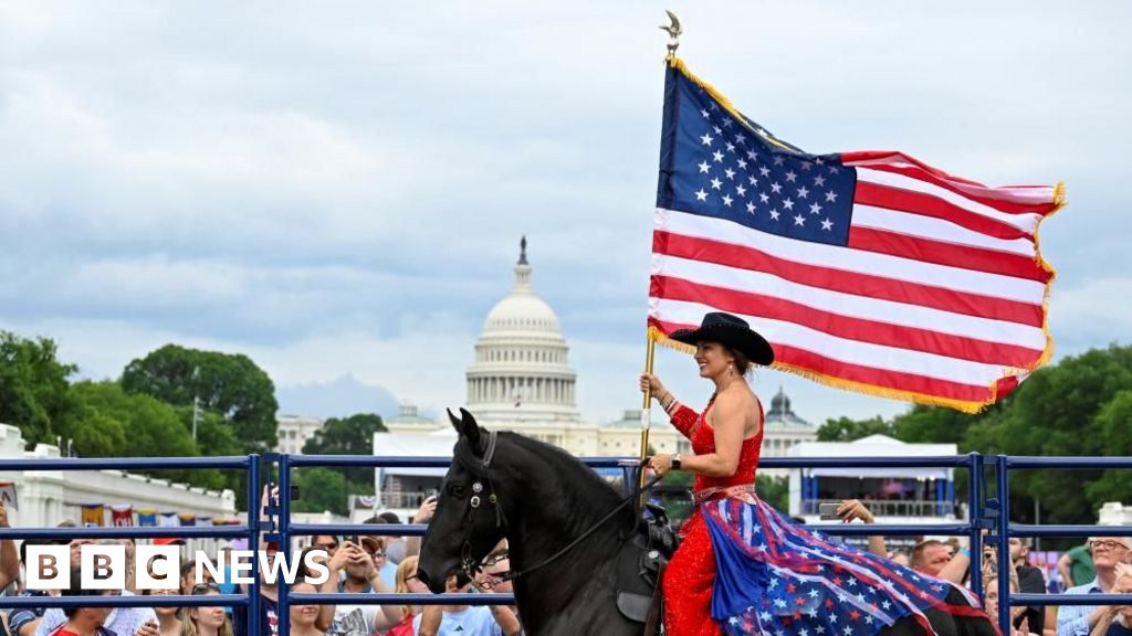 Fireworks, flyovers and a 'really long' Trump speech as US celebrates 250th - BBC