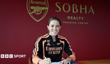 Ona Batlle signing for Arsenal