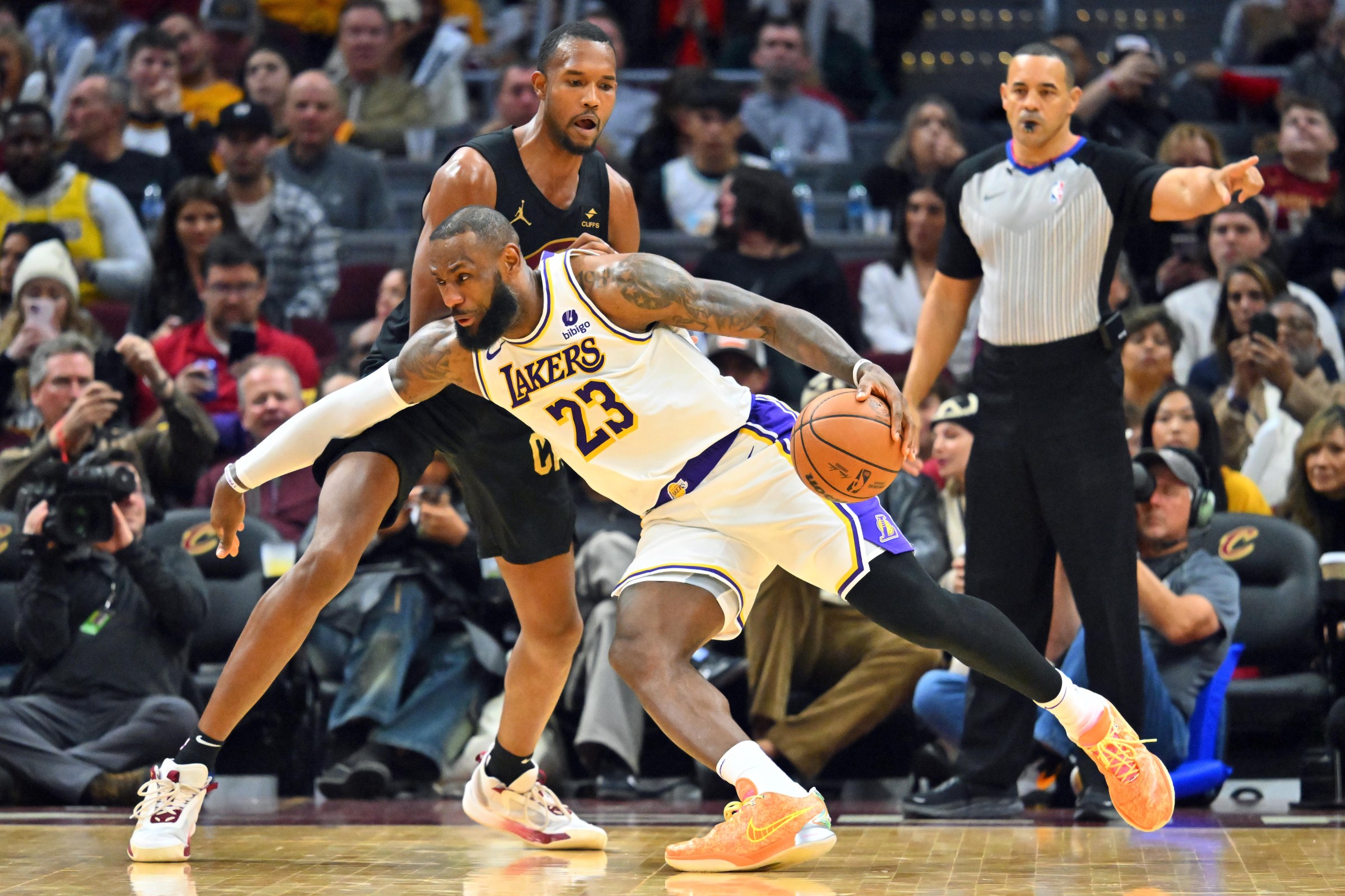 CLEVELAND, OHIO - NOVEMBER 25: LeBron James #23 of the Los Angeles Lakers drives to the basket around Evan Mobley #4 of the Cleveland Cavaliers during the fourth quarter at Rocket Mortgage Fieldhouse on November 25, 2023 in Cleveland, Ohio. The Lakers defeated the Cavaliers 121-115. NOTE TO USER: User expressly acknowledges and agrees that, by downloading and or using this photograph, User is consenting to the terms and conditions of the Getty Images License Agreement. (Photo by Jason Miller/Getty Images)